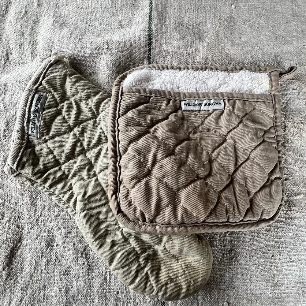 Williams Sonoma Quilted Tan Kitchen Set​